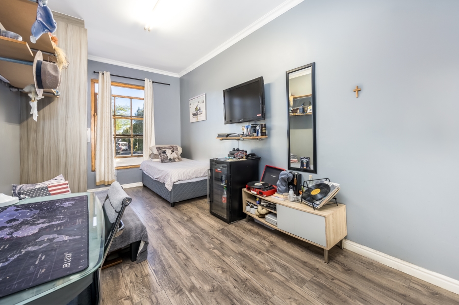5 Bedroom Property for Sale in Graanendal Western Cape